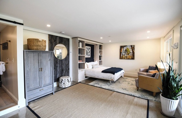 Garden-Level Studio for 2 on the Harbor in Kittery, Maine!