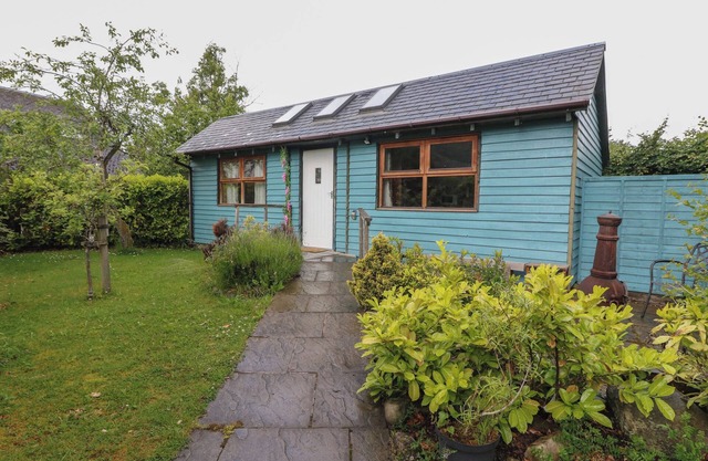 GARDEN LODGE, romantic, with a garden in Bridge Of Tilt