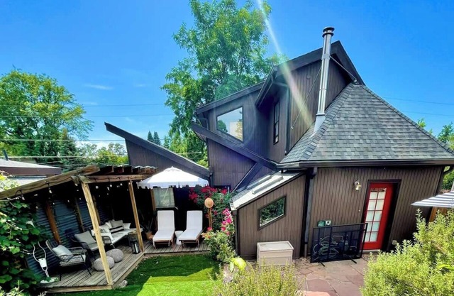 Garden Retreat | Hot Tub | Peloton | Walk to Shops