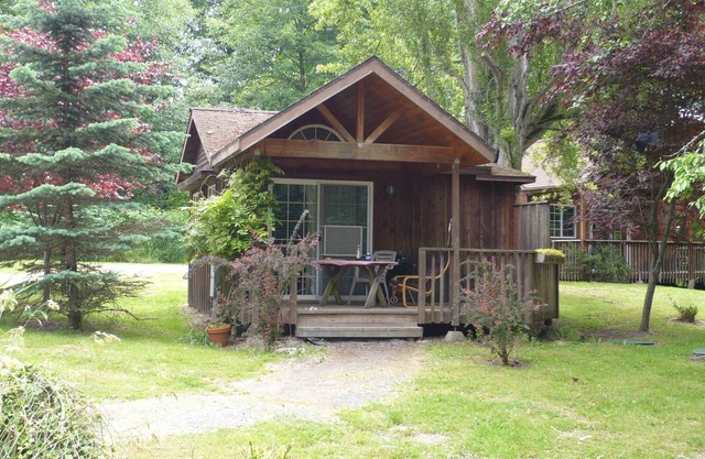 Garden Studio Cabin w/ peek-a-boo views - 1 min walk to beach!