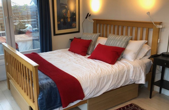 Garden Studio - Top Location, 1 min walk to train, shops, cafes & bars.