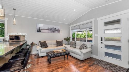 Garden suite middle of Victoria close to highways