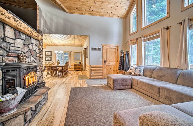 Garden Valley Cabin w/ Loft & Large Deck!