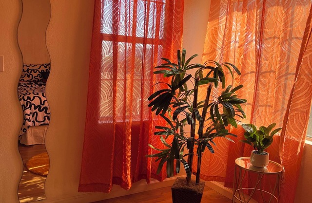 Garden View Room 3 Blocks from the Beach