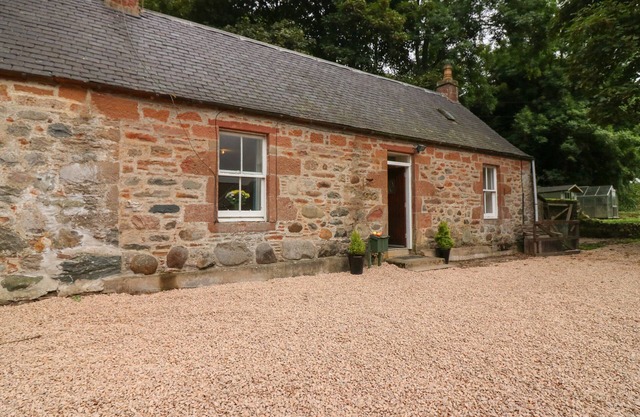 GARDENER'S COTTAGE, with open fire in Kirriemuir
