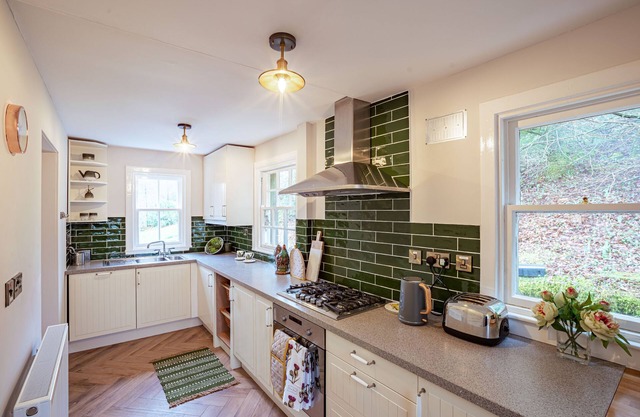 Gardeners Cottage - a cottage that sleeps 4 guests in 3 bedrooms