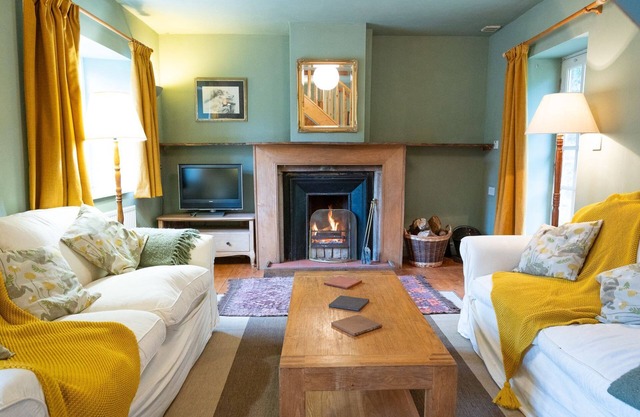 Gardeners Cottage - a cottage that sleeps 8 guests in 4 bedrooms