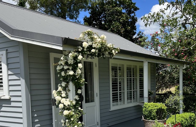 Gardeners' Cottage - Tranquil and private country-style accommodation.