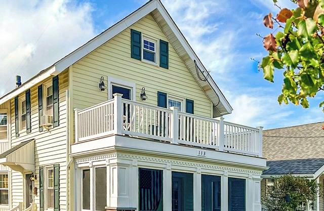 Gardens - 2 story colonial home located 2 blocks from the beach.