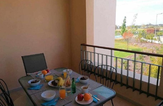 Gardens Side By FHR piscina parking