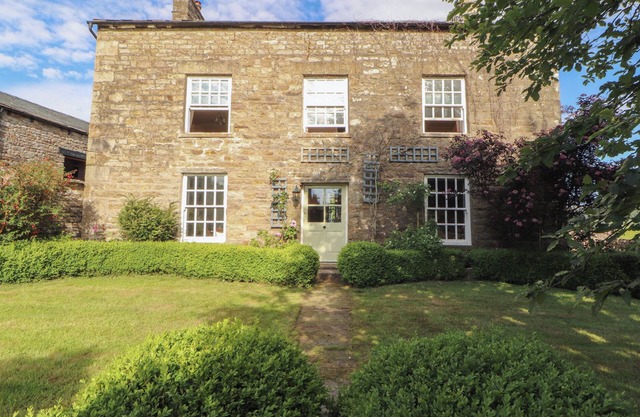 GARSDALE FOOT, pet friendly, character holiday cottage in Sedbergh