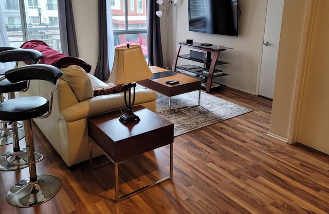 GASLAMP DOWNTOWN SAN DIEGO CONDO NEAR EVERYTHING. SPA/POOL/BBQ/PARKING