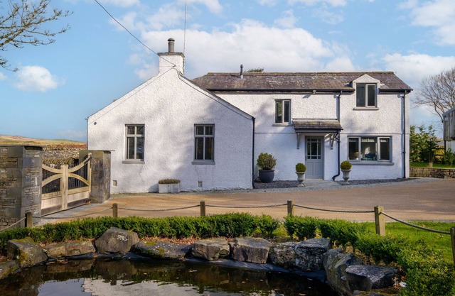 GATE HOUSE, luxury holiday cottage, with open fire in Sedbergh
