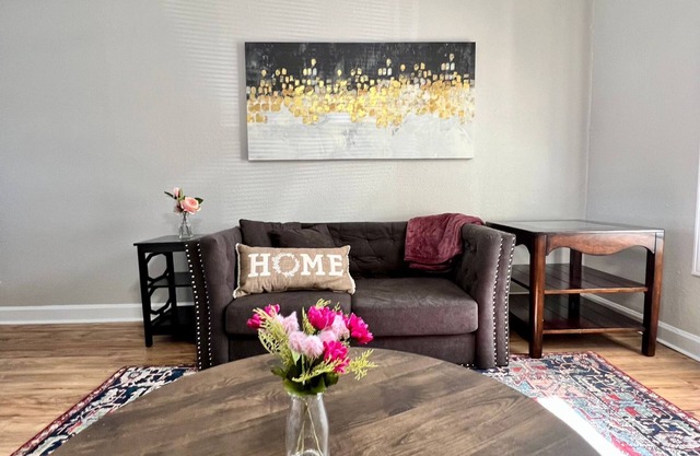 Modern 2-story apt w/ high speed Wi-Fi & Patio!