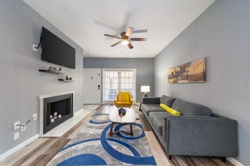 Gated 2BR Townhouse, Pool & Patio, Near Museums