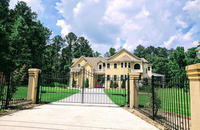 Gated- 5BR / 4. 5BA House - Lugar disponible. Internet y parrilla