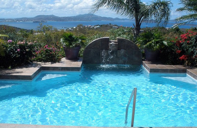 ¡Comunidad cerrada con piscina privada y vistas!