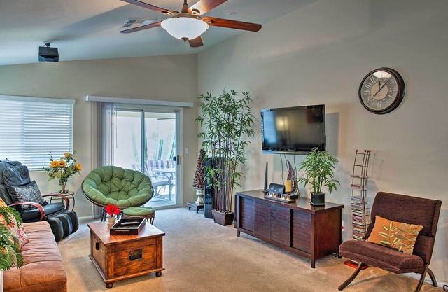 3BR Las Vegas House w / Grill & Covered Porch!