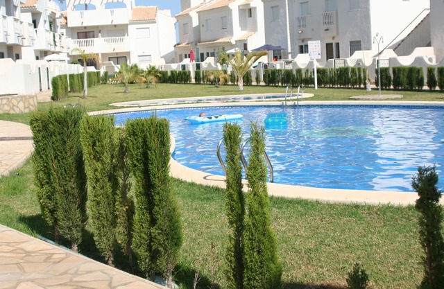 Casa compleja cerrada con piscinas comunitarias y jardines increíbles, impresionantes vistas a la montaña