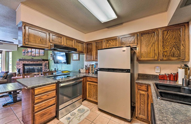 Pinetop Townhome in Gated Resort w/ Pool & Spa!
