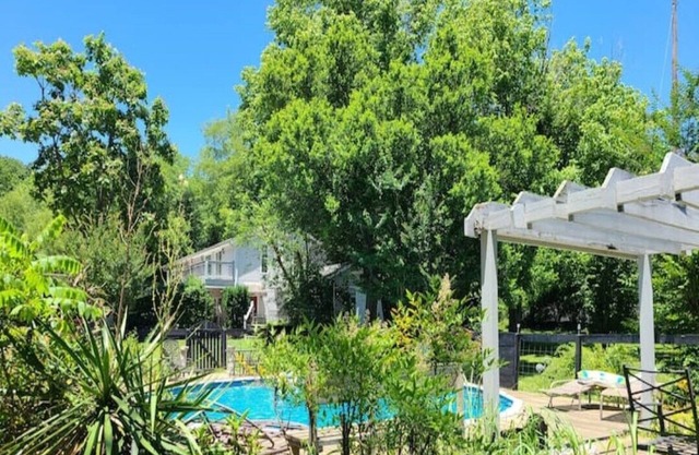 Gated retreat w/ pool, 20 minutes to Nashville