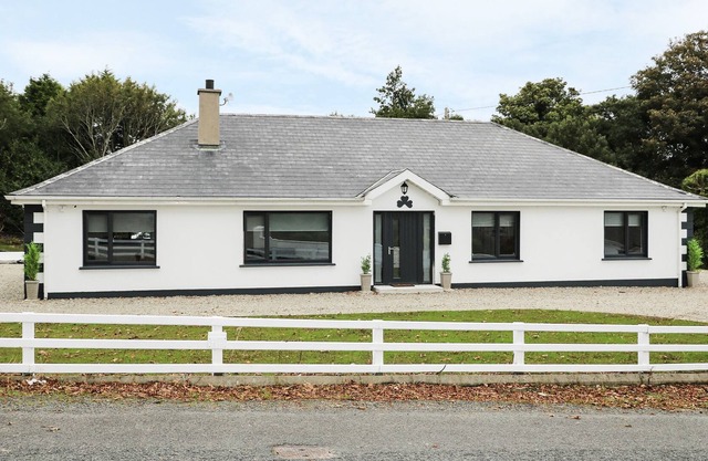GATEHOUSE, pet friendly, with a garden in Moville, County Donegal