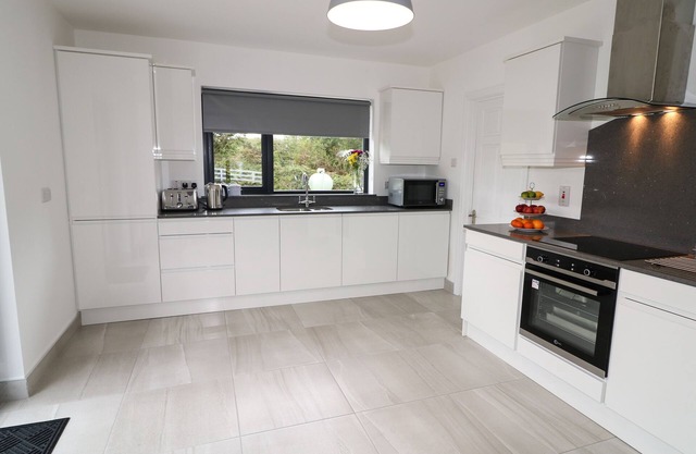GATEHOUSE, pet friendly, with a garden in Moville, County Donegal