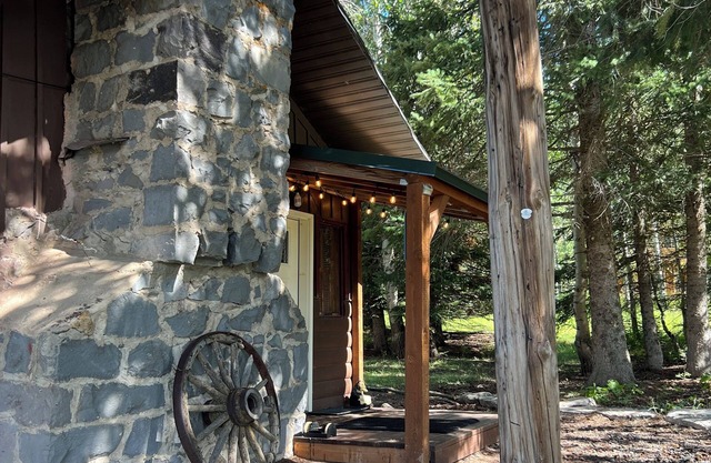 Gateway at the Crossroads! Yellowstone, Henry's Lake & Island Park-sleeps 9
