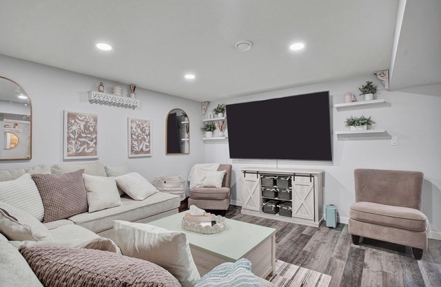 Gather in Saskatoon - Hot Tub 85" TV, Deck, Bbq, Trampoline, Games Room, 5Bdrm