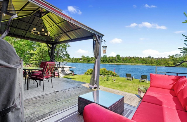 Gather on the Trent| Waterfront | Boats | Hot Tub | Sauna | Dock