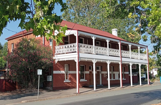 Gather & Stay: The Honeysuckle Inn - Sleeps 14 in Style