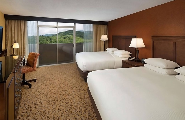 Gatlinburg's Unforgettable Stay! 2 Spacious Units, Pets Allowed, Indoor Pool!