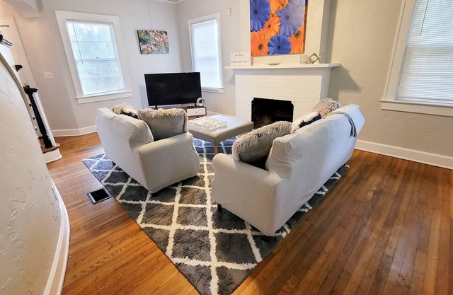 Gator Game Homes -Sleep 26, Plenty of Parking and Yard Space
