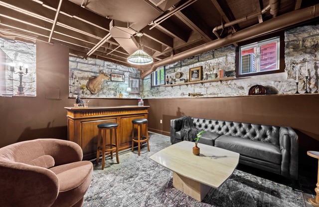 Gatsby Glam | 3BR Speakeasy Retreat in Louisville
