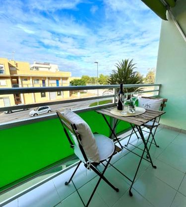 GATU Villa Sol, junto a la playa , piscina, 2 baños, aire cc, terraza, " Preferente mayores de 21 años y familias "