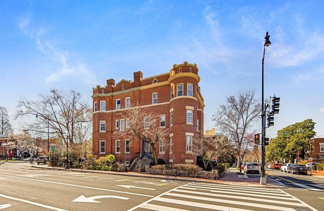 Gay Friendly Grand Corner Home 3 blocks to Cap