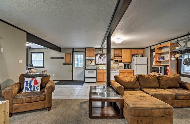¡NUEVO! Gaylord Home w / Fire Pit, 3 Mi. al lago Otsego