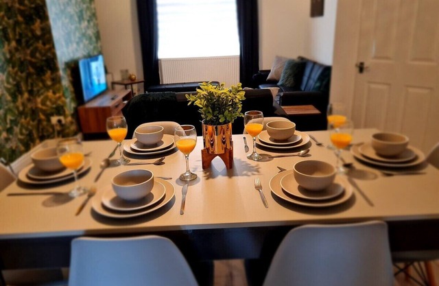 SleepyStays 3 Bedroom Modern & Central Location