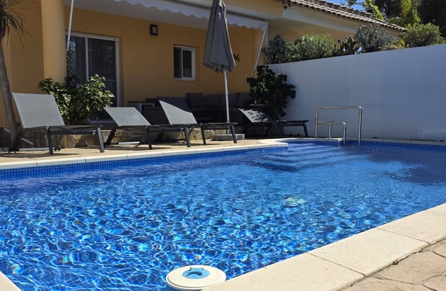"Gecko"@MARISOL: 250m de la playa, piscina privada, A/C, WiFi, playa para perros