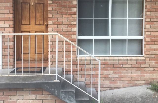 Geilston Bay Townhouse clean and tidy and wonderful glass balcony