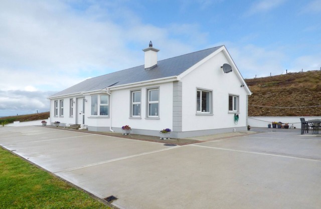GELMAR'S COASTAL VIEW, family friendly in Malin Head, County Donegal