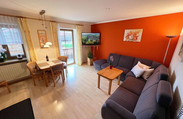 Acogedor apartamento con balcón y amplio baño con ducha y ventana.
