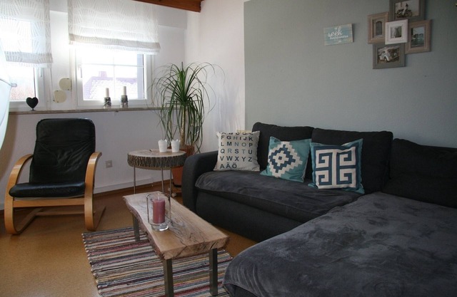 Acogedor apartamento con bañera de hidromasaje y terraza le invita a relajarse.