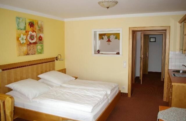 Acogedor apartamento con sala de estar y dormitorio combinados.