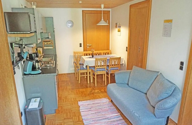 Apartamento en el sótano con zona para tomar el sol y plaza de aparcamiento.