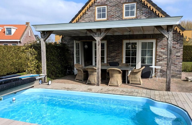 Gemütliches Ferienhaus mit beheiztem Pool, Garten und überdachter Terrasse
