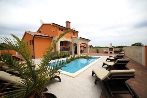 Gemütliches Ferienhaus in Jadreški mit Terrasse und Grill