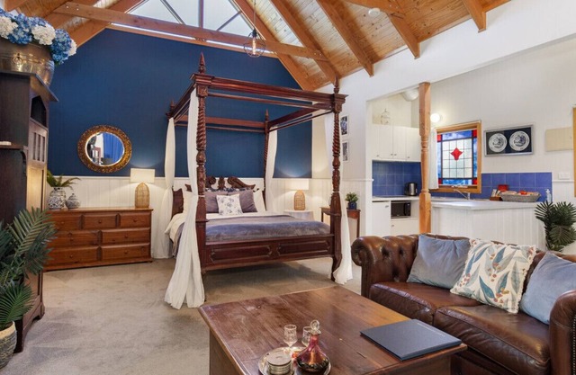 Gembrook Cottages - Bluebell Cottage with Outdoor Heated Spa and Wood Fire