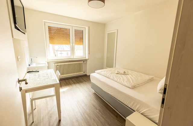 Gemeinschaftunterkunft 1 - Zi. 5 - EZ mit Großem Bett - Gasthof Schrenker