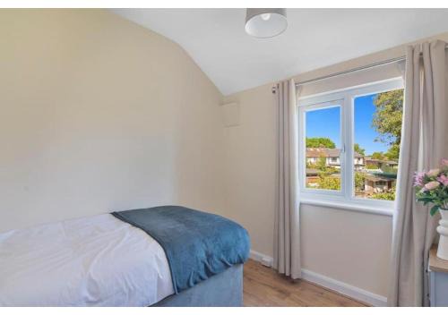 Generous 3BR House in Enfield North London with Garden